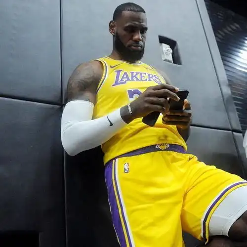 nba球员如何玩手机小卡像玩遥控器,博班像玩mp3,只有kd最正常