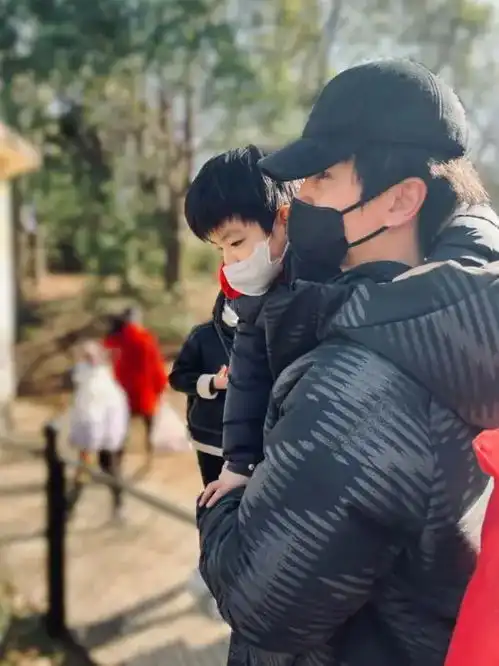 36岁陈晓近状曝光,光头形象走红毯引热议,颜值抗打超帅气