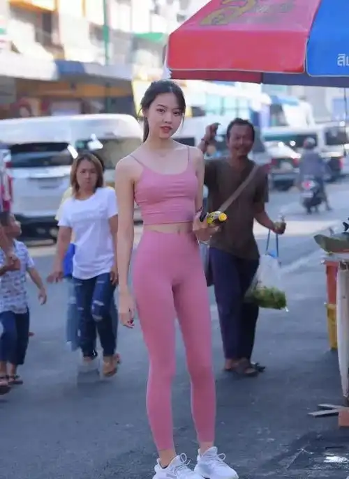 美女穿紧身打底裤,柳腰细腿成为关注的焦点,呈现出别具一格的美