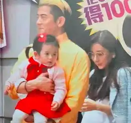 郭富城2岁女儿罕见曝光,和外婆逛街一屁股坐地上