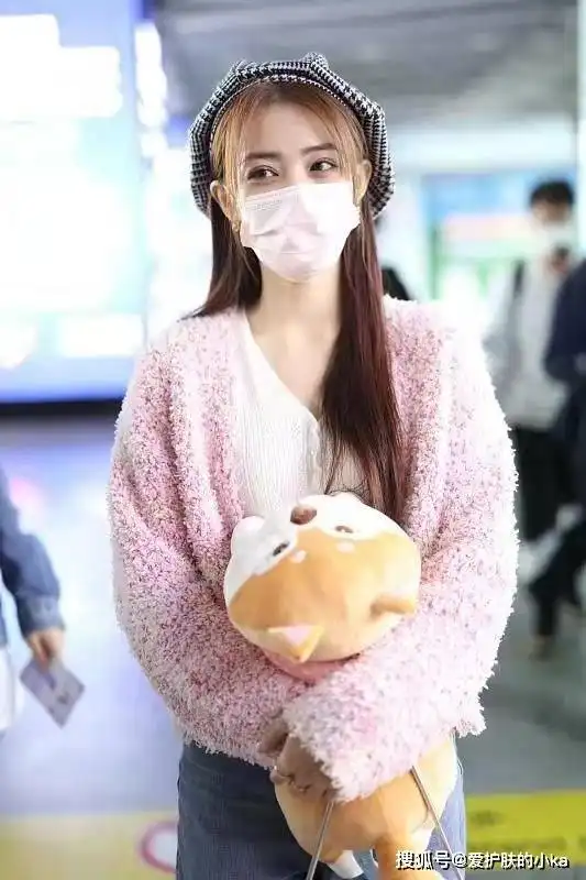 徐璐越来越时尚,直筒裤粉色开衫,自带少女气息,值得借鉴