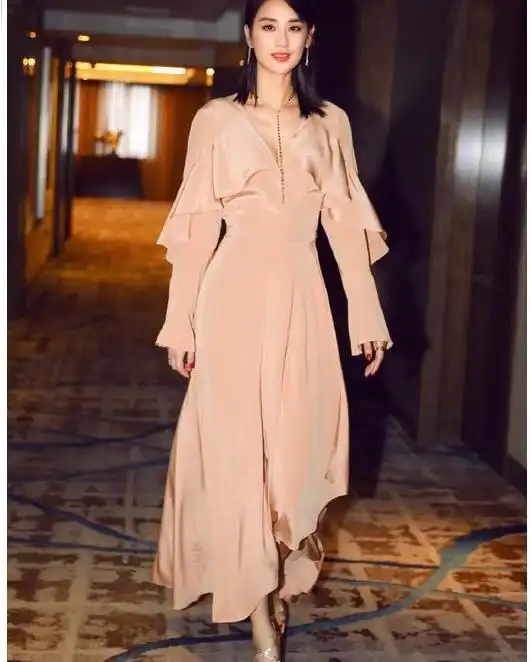 黄圣依够狠36岁还不放过少女心,穿牛仔套装居然配顶粉色帽