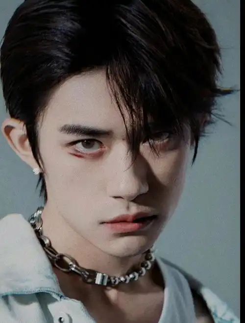 易烊千玺视频聊天曝光,长发遮眼十分随性,北京腔引发关注