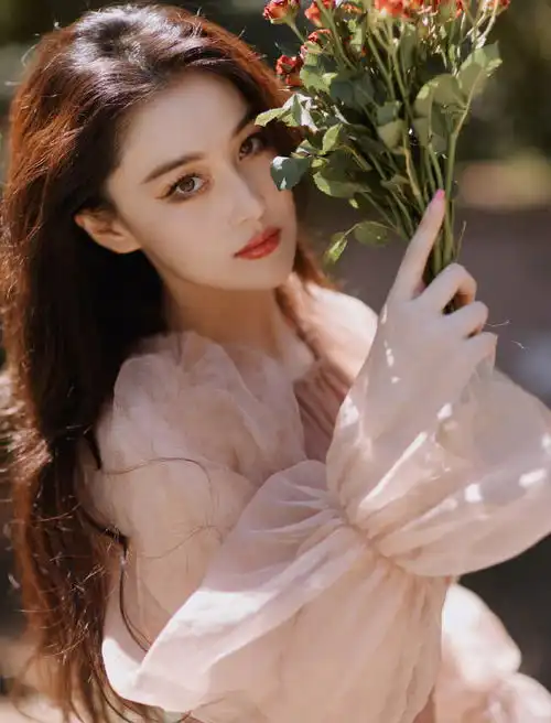 张馨予身穿纱裙仙气飘飘温柔梦幻仿佛油画美人