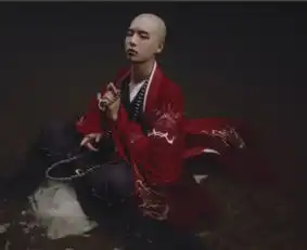 抖音禁欲红衣和尚,一改风格,青衣出镜,网友依旧令人癫狂