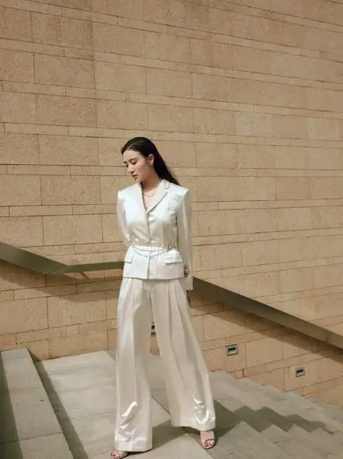 宋佳复古西装演绎霸气,白色西装演绎优雅,五官明艳大气