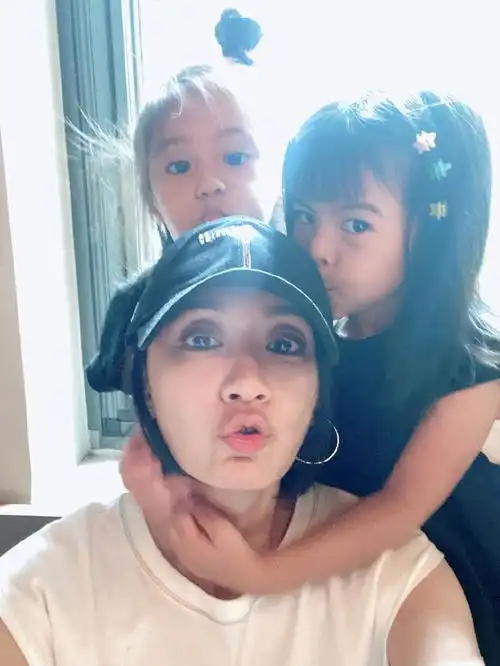 贾静雯晒最新美照,挤眼嘟嘴暴露真实颜值,不料被女儿bo妞抢镜了