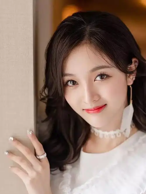 吴宣仪穿吊带裙显清新优雅魅力,3种穿搭风格少女感满满,特别美