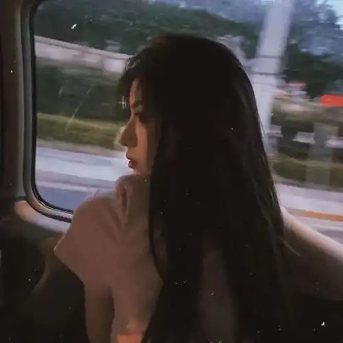 简单干净的女生头像这个世界乱糟糟,而你干干净净