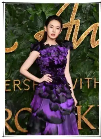 戚薇穿紫色花瓣裙出席活动,惊艳众人,举足间尽显女神魅力