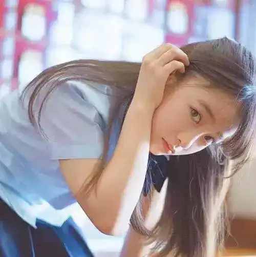 桥本环奈不断挑战自我尝试不同风格的形象