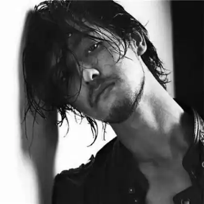 喜欢无字的无水印的来吧,男生帅气冷酷黑白头像不带字