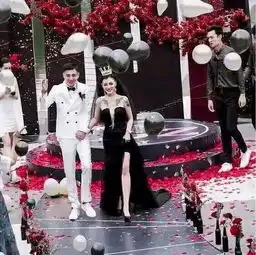 抖音最美新娘,穿黑色婚纱办夜店婚礼,胸前成亮点