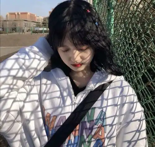 ins干净治愈女生头像