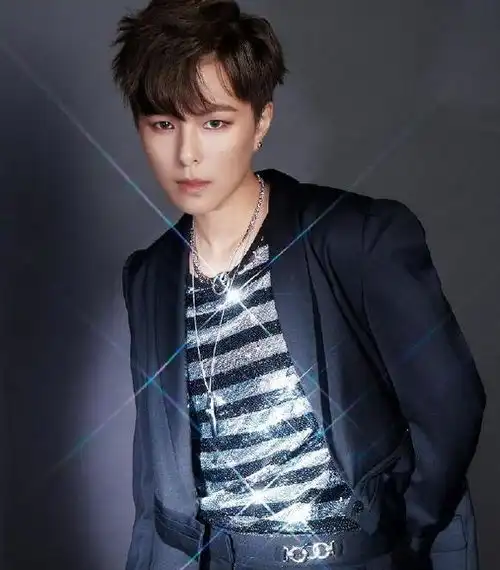 火箭少女同系列海报pk,孟美岐宫廷装扮很禁欲,却输给高级脸的她