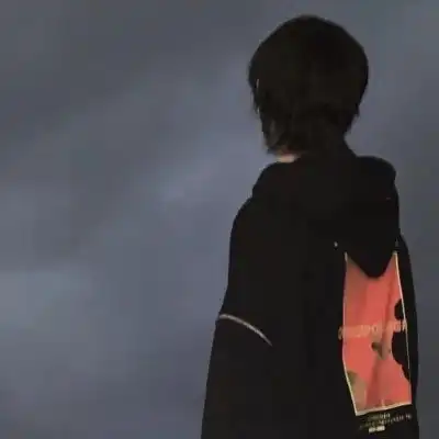 ins风黑色系男生不露脸的真人头像走过的路别回头相逢的人会再相逢