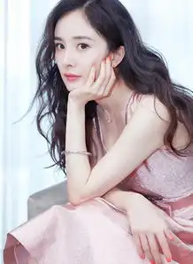 黑长直过时了,现在流行漫画卷,杨幂热巴都美成仙女了