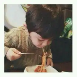 求这个的情侣头像,是和小女孩也是在吃面