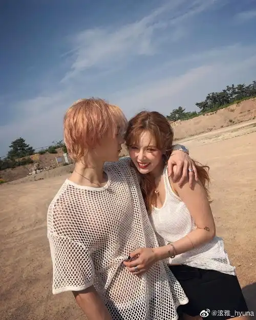 泫雅与男友穿情侣装拍照甜蜜依偎笑容灿烂