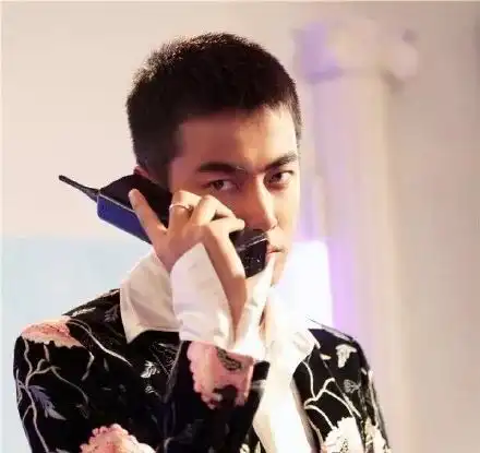 你剪了板寸头会比韩庚帅吧...