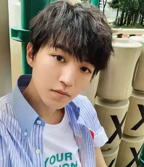 王俊凯被6岁女孩告白,他回复了6个字,粉丝钢铁直男