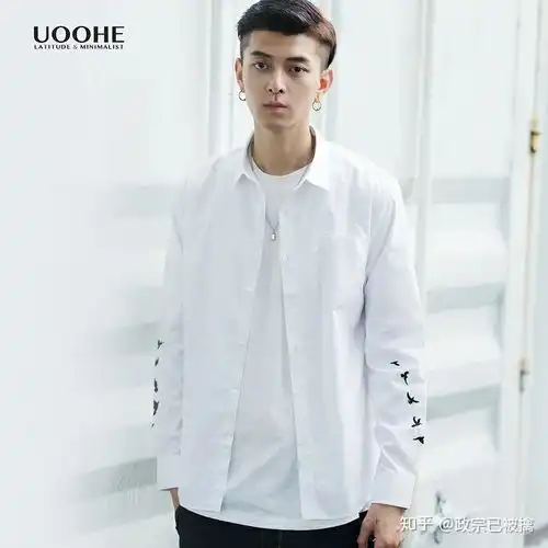 男生夏天的时候白衬衫可以敞开来里面加一件衣服穿吗