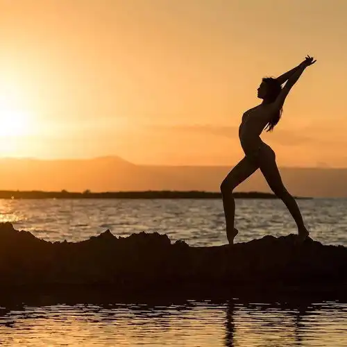 摄影师镜头下自然绽放的性感魅力