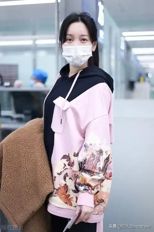 街拍金莎拼接印花卫衣粉黑拼色长裤羊羔绒外套休闲随性