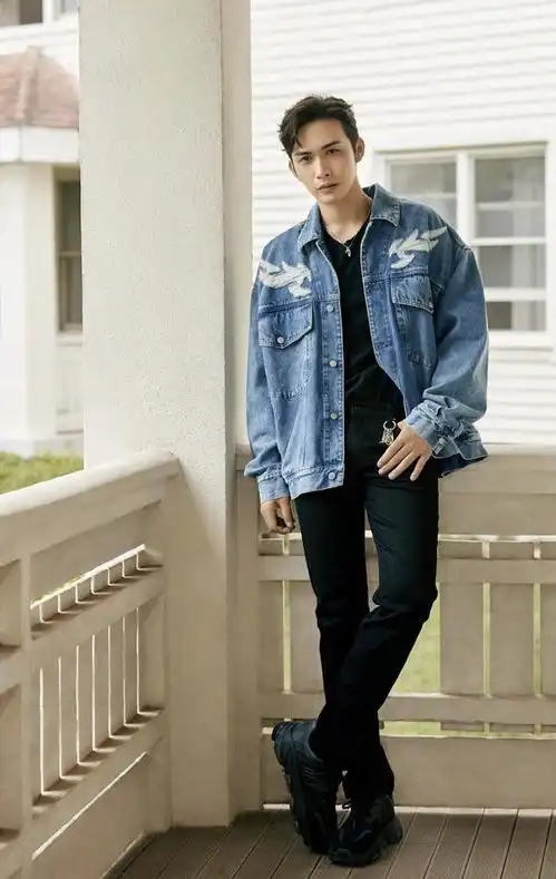 张彬彬景甜再同框,亲密合影cp感好强,卡其色风衣帅气沉稳