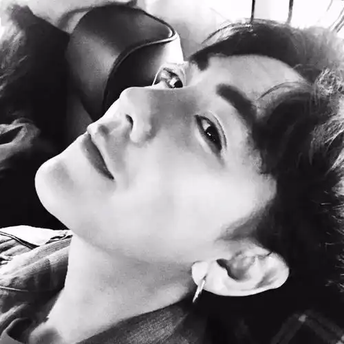 头像生而热忱,终也欢洽