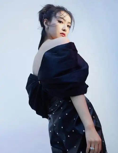 女明星黑礼服pk,鞠婧祎似油画美人,郑爽黑化仙女,热巴略霸气,钟楚曦最嚣张