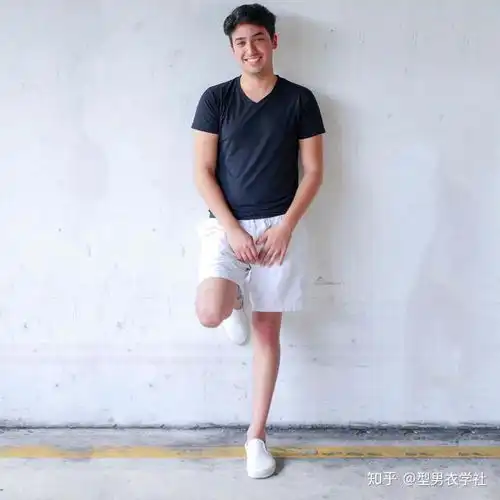 易脏耀眼的白色裤子如何搭,选对了款式,这样搭配让你更受欢迎