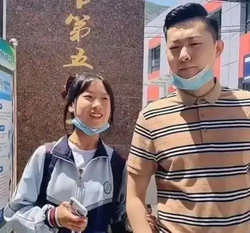 娃娃脸爸爸走红,接女儿放学被当成女儿男友,老师叫你爸来学校