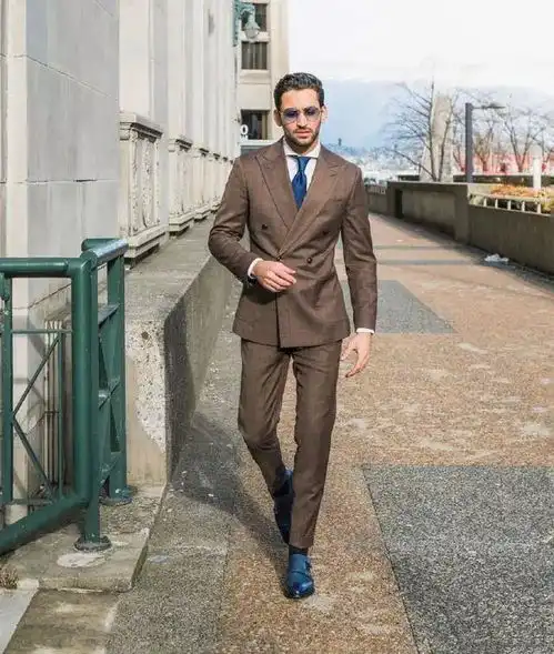 外国男人都好会穿啊一件简单的衬衫,也能搭配得如此绅士优雅