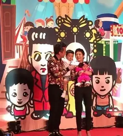 邓超一家四口现身机场小花妹妹正脸照曝光