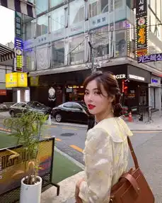 泫雅小野马色金发不见,用深发色试探新风格,土味风变仙女风