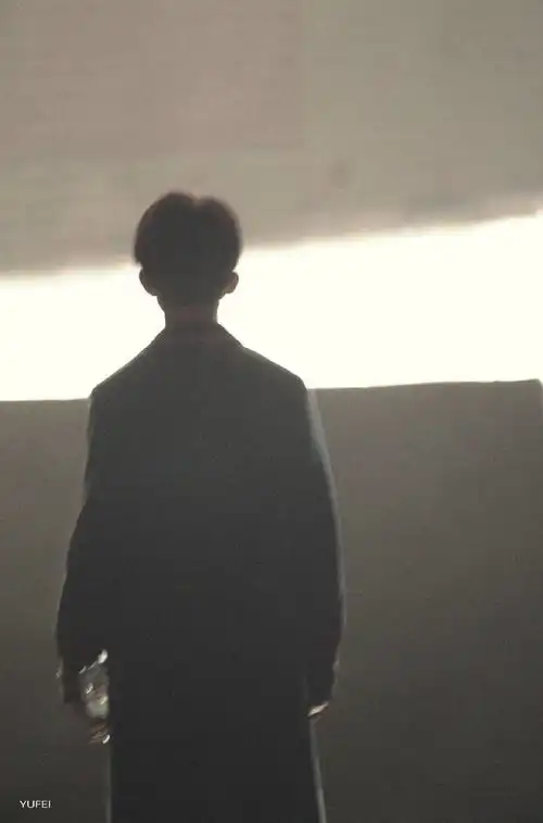 易烊千玺女友视角美图来袭,黑白色系彰显清冷气质