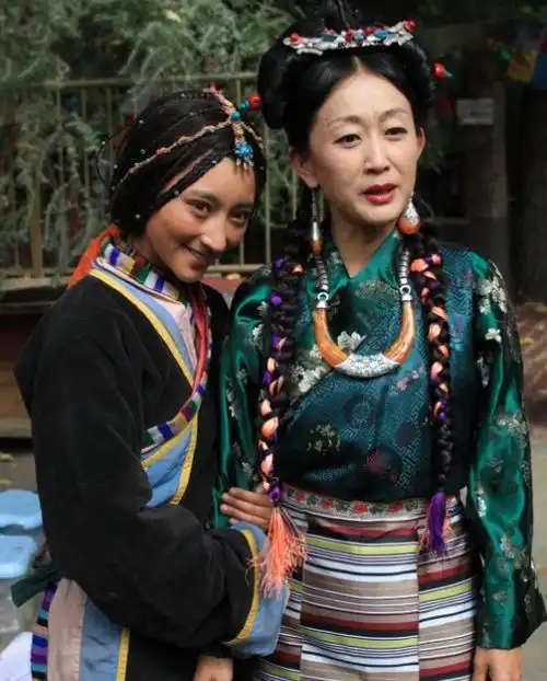 攀登者和井柏然演情侣的藏族妹子,真心好看