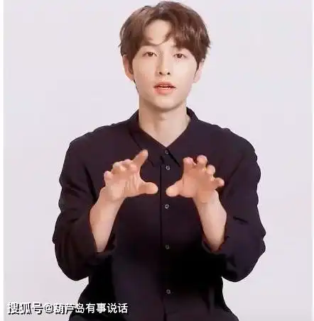 宋仲基与4个好友相聚无精打采,宋慧乔前夫不参与谈话四处乱看