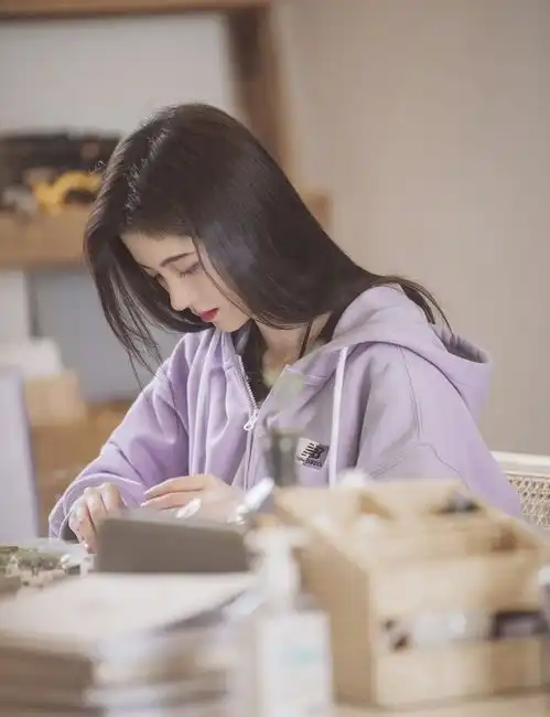 鞠婧祎穿香芋紫拉链卫衣录制综艺,温柔又清新,满屏的少女感