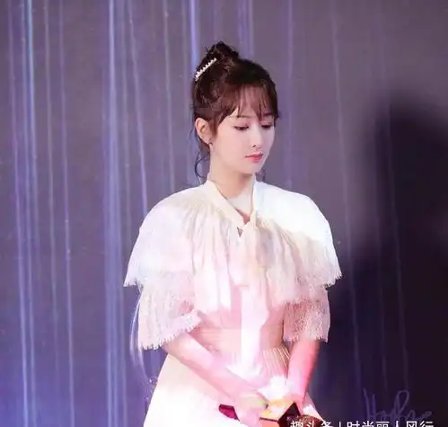 杨紫营业就美貌霸屏一袭百褶长裙甜美仙气暴击,扎丸子头超减龄