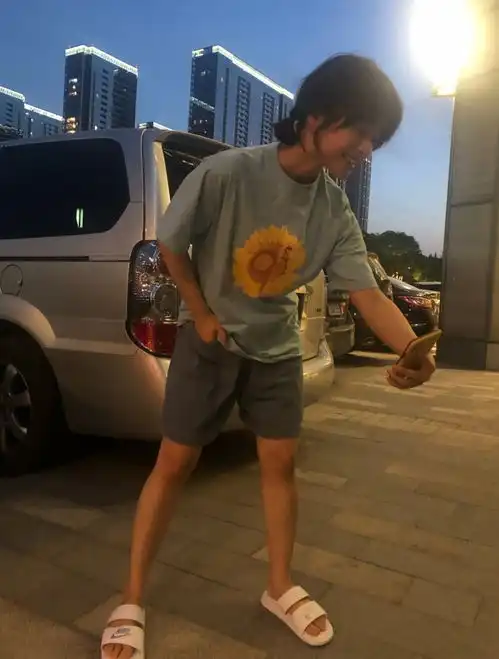 沈月真的有好好减肥,当她穿休闲装拖鞋自拍时,真实腿型让人羡慕