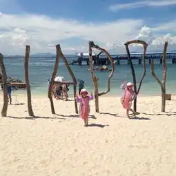 小姐妹去亲近大海