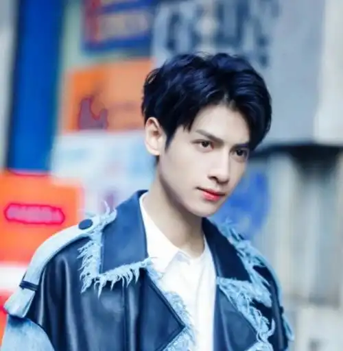 罗云熙被打伤十天后进组长月无烬,敬业态度让人竖起大拇指