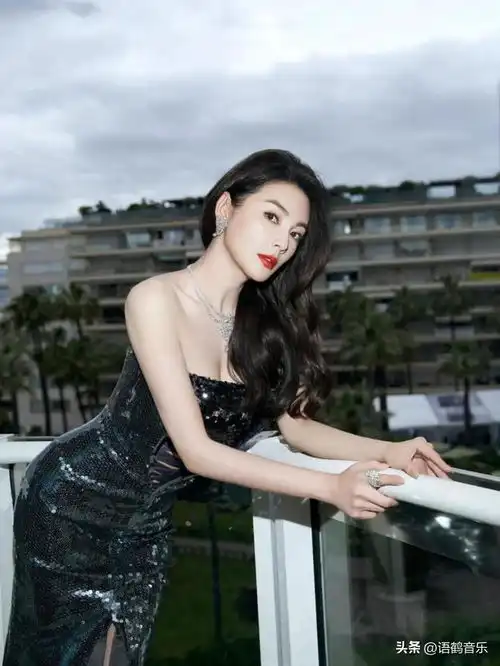 张雨绮深v战袍引爆红毯网友这身材管理是真实存在的吗