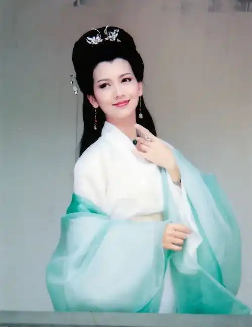 67岁赵雅芝出席白蛇2首映礼,穿白色连衣裙仙气飘飘,害羞捂嘴似少女