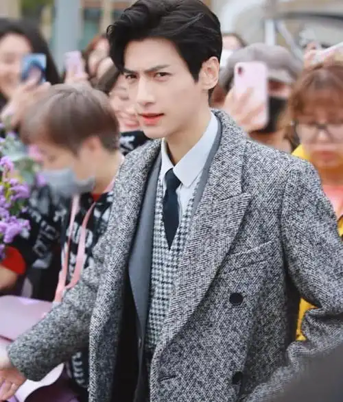 31岁罗云熙撞上31岁朱一龙,同样是叠穿造型,少年感和禁欲系