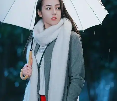 小围巾,大讲究学时尚达人戴围巾,冬季做个温柔明媚的靓女子