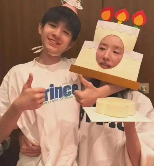 董洁母子俩去音乐节,素颜的她法令纹明显,顶顶打扮时髦神似爸爸