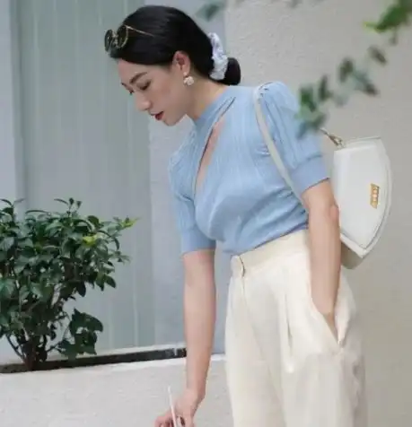 上了年纪的女人,少穿黑白灰吧多穿这3种高级色,很显气质